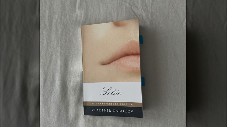 El libro 'Lolita' de Vladimir Nabokov yace sobre una sábana de lino blanco