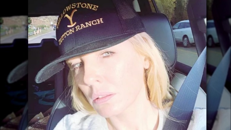 Kelly Reilly se toma una selfie en el auto sin maquillaje. Ella lleva un