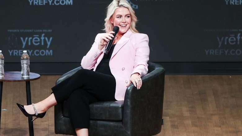 Karoline Leavitt habla ante una audiencia en un evento de Turning Point USA