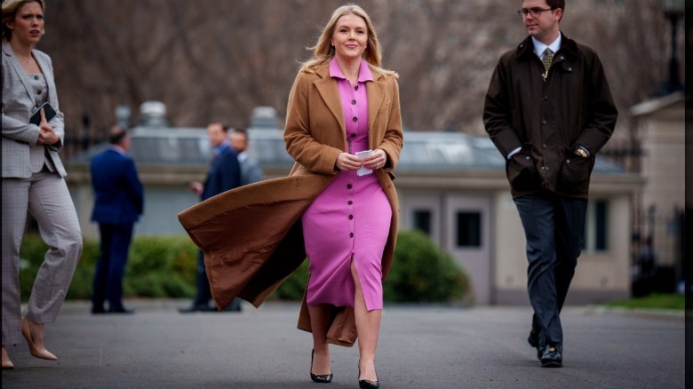 Karoline Leavitt camina afuera de la Casa Blanca