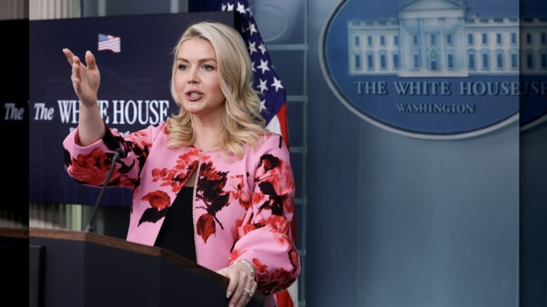 Karoline Leavitt habla con un periodista en una conferencia de prensa