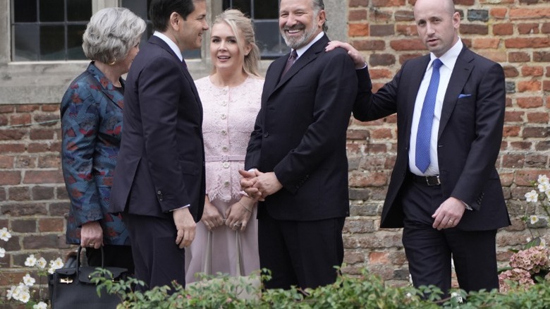 Karoline Leavitt con otros políticos en Inglaterra