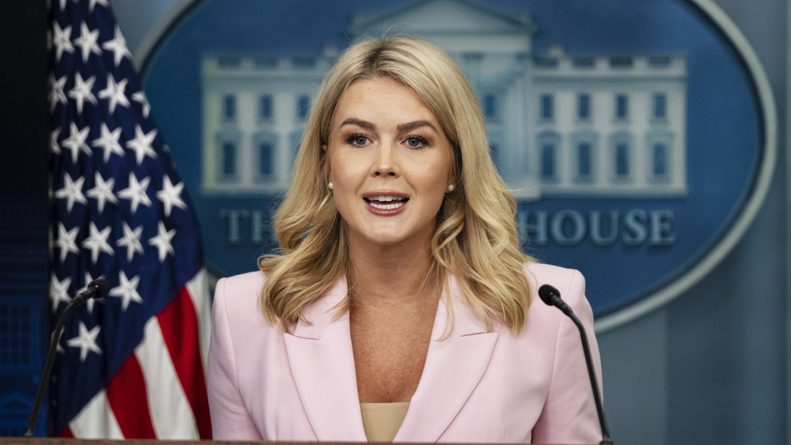 10 veces Karoline Leavitt demostró que era una verdadera Barbie MAGA en trajes rosas