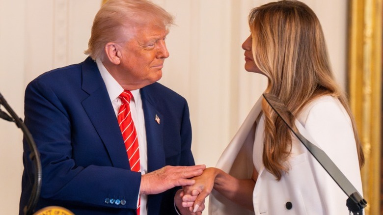 Donald y Melania Trump tomados de la mano
