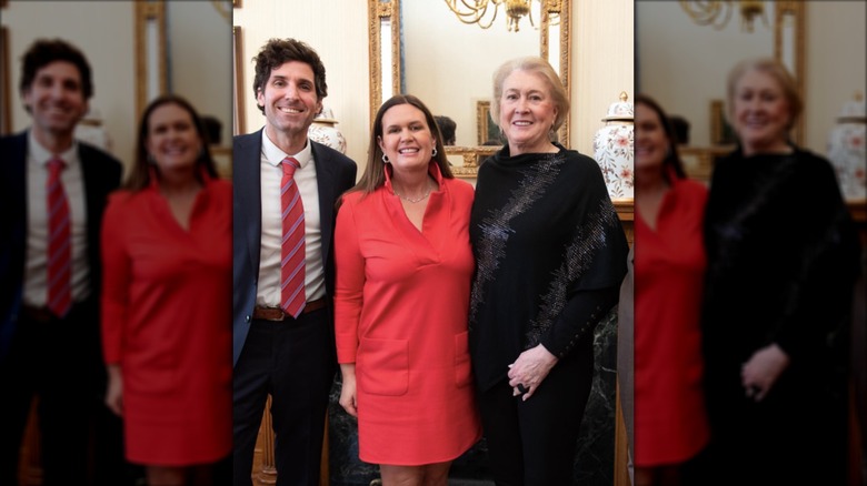 Sarah Huckabee Sanders con un vestido rojo con su marido y su madre