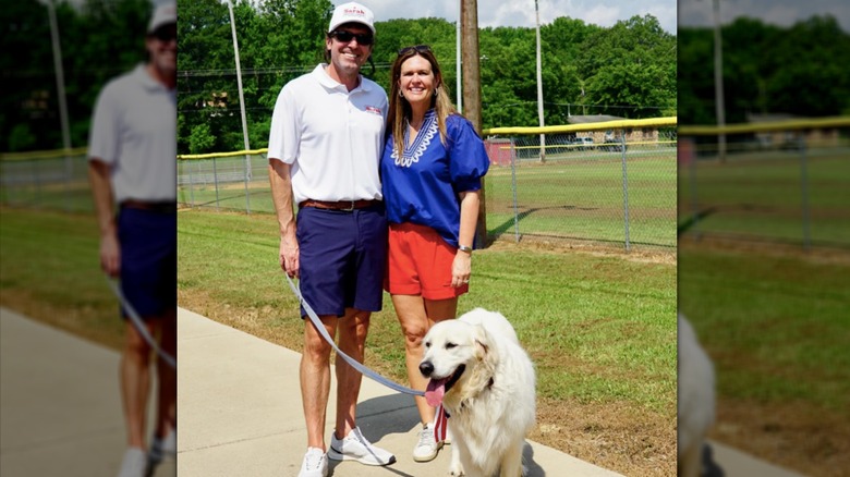 Sarah Huckabee Sanders con su marido y su perro cerca de un parque