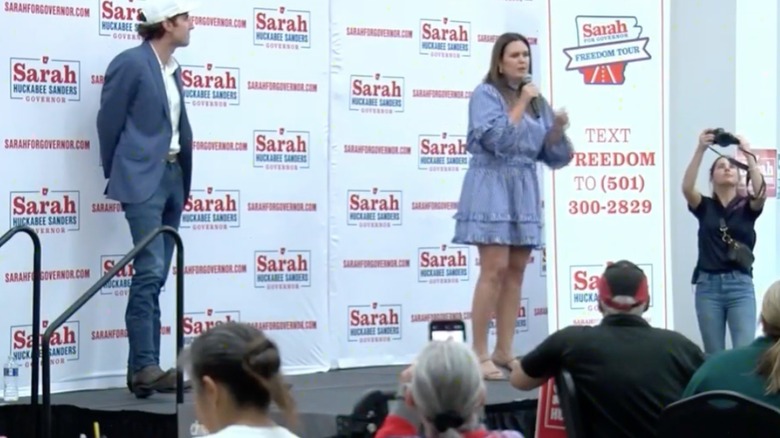 Sarah Huckabee Sanders habla en un evento durante la campaña para gobernador de Arkansas
