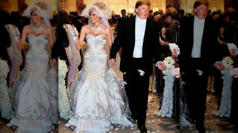 Melania y Donald Trump caminan hacia el altar tomados de la mano después de su ceremonia de boda en 2005