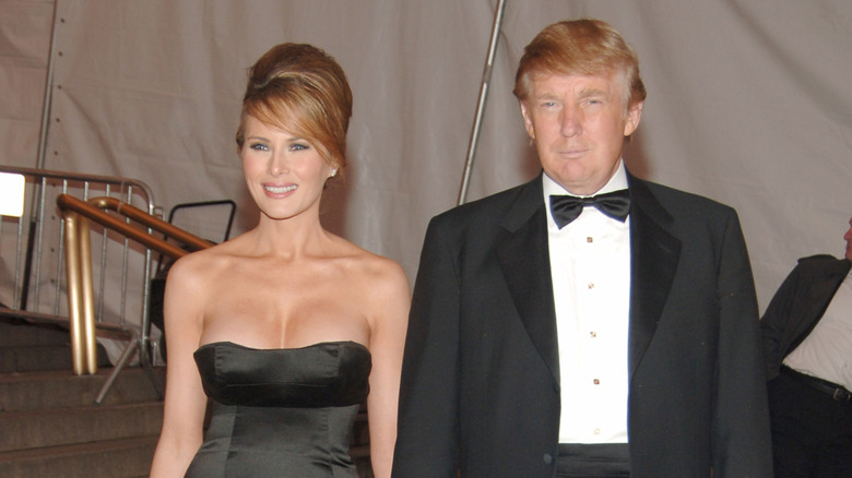 Melania y Donald Trump posan de la mano luciendo un traje de noche formal