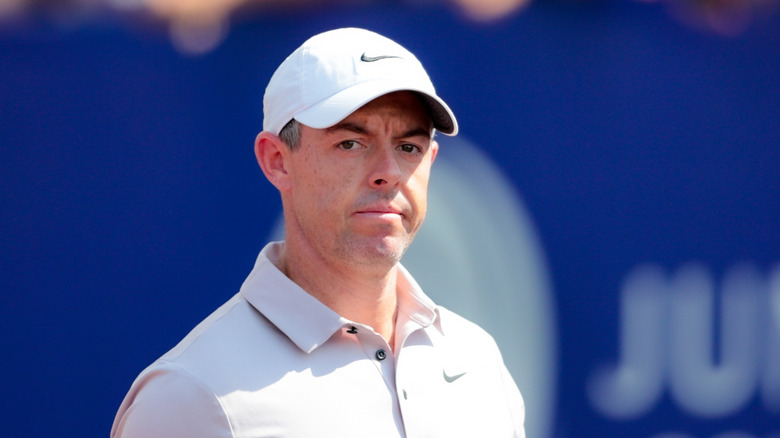Rory McIlroy da una mirada severa durante un juego de golf