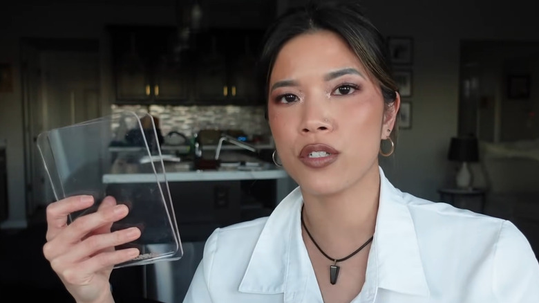 Maquillador sosteniendo una paleta acrílica