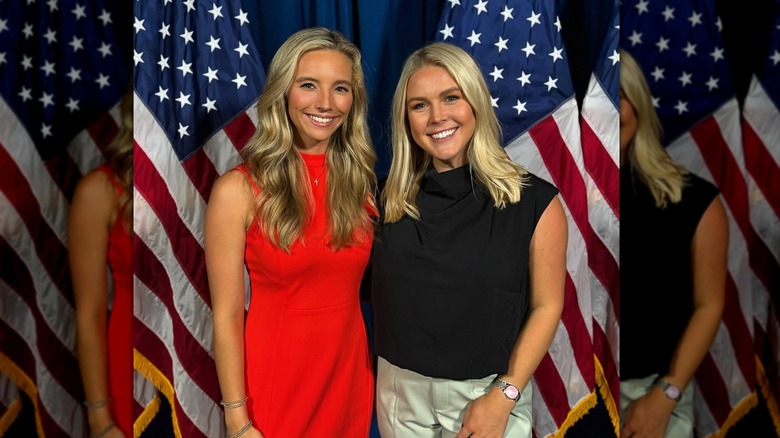 Sonny Joy Nelson y Karoline Leavitt sonriendo