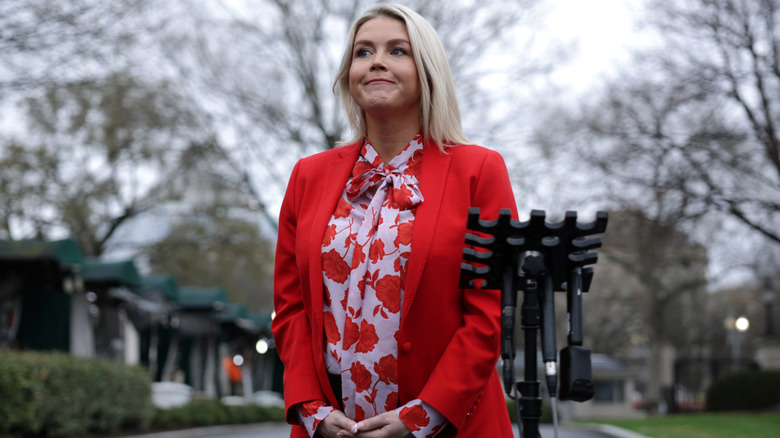 Karoline Leavitt con un blazer rojo