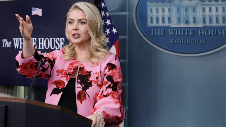 Karoline Leavitt con una chaqueta de flores