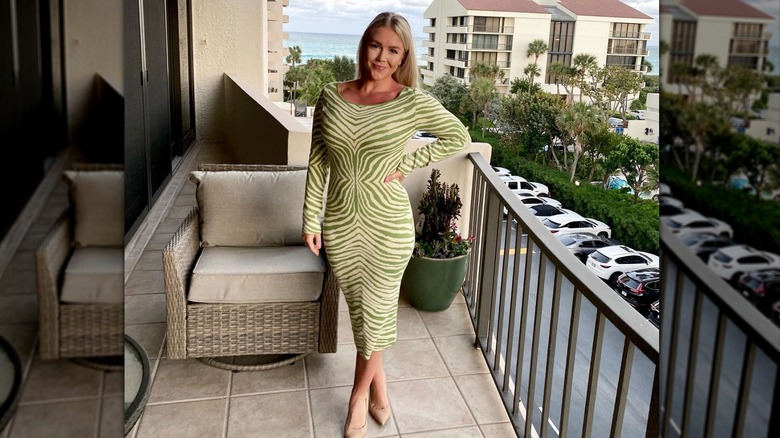 Karoline Leavitt con un vestido con estampado de cebra