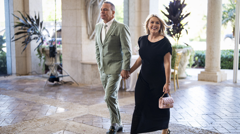 Nicholas Riccio y Karoline Leavitt caminando