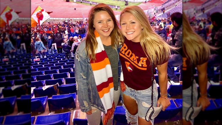 Karoline Leavitt con vaqueros rotos