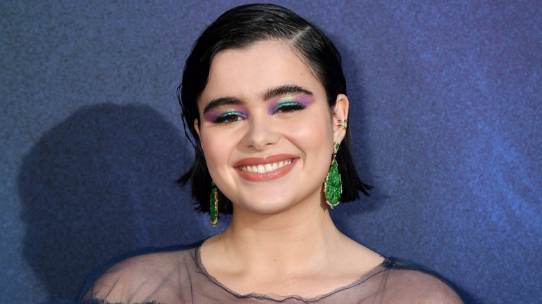 Barbie Ferreira en el estreno de Euphoria 2019. Es una mujer joven de piel clara y cabello negro corto. Lleva una sombra de ojos reluciente de color púrpura y verde.