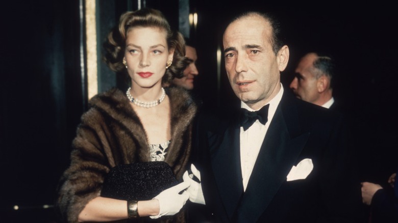 Lauren Bacall y Humphrey Bogart, vestidos formalmente, llegan a un evento