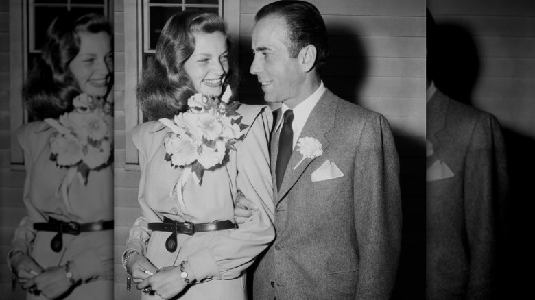 Lauren Bacall y Humphrey Bogart se sonríen el día de su boda