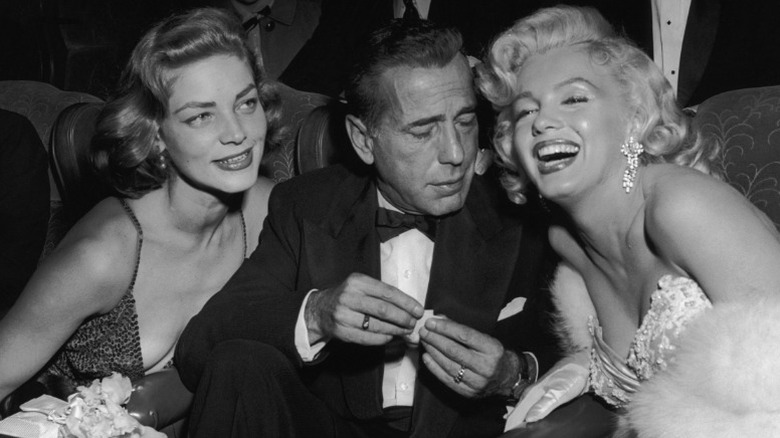 Lauren Bacall, Humphrey Bogart y Marilyn Monroe en el estreno de una película