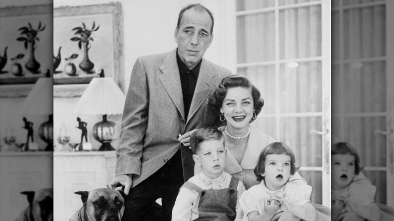 Humphrey Bogart y Lauren Bacall posan con sus hijos pequeños