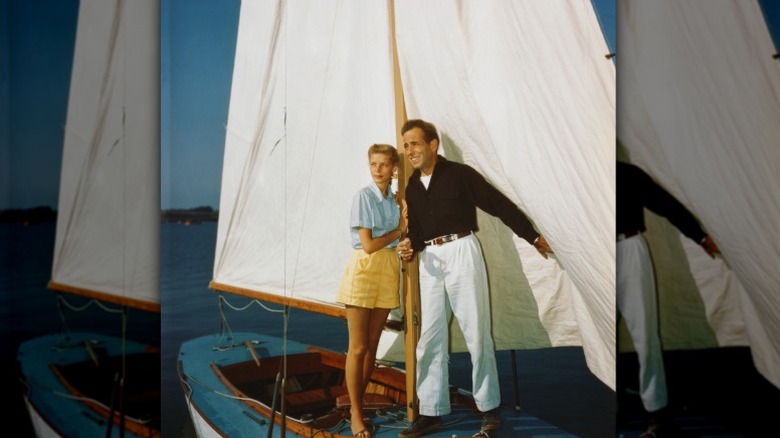 Lauren Bacall y Humphrey Bogart se aferran al mástil de un pequeño velero