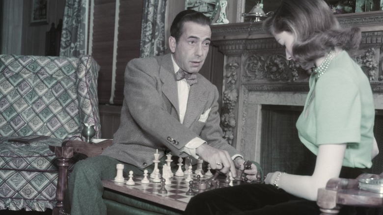 Humphrey Bogart y Lauren Bacall jugando al ajedrez