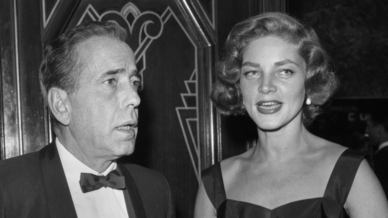 Humphrey Bogart y Lauren Bacall fotografiados en un evento