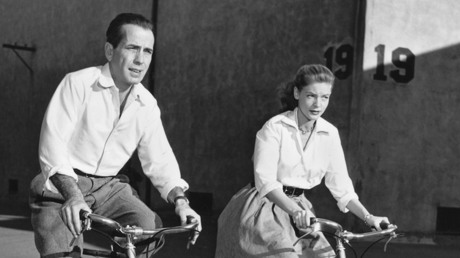 La diferencia de edad entre Lauren Bacall y Humphrey Bogart era innegable en estas fotos