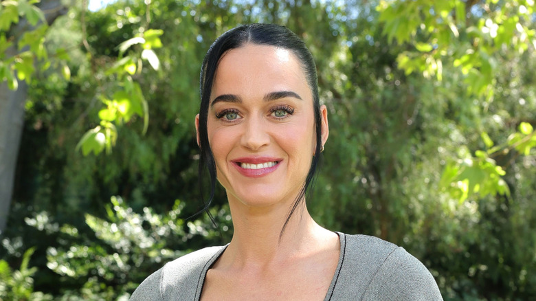 Katy Perry con un top gris