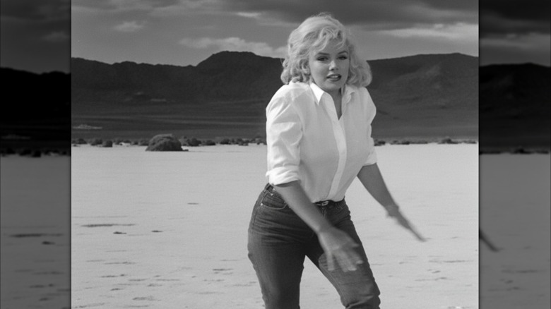 Marilyn Monroe vestida con top blanco y jeans. 