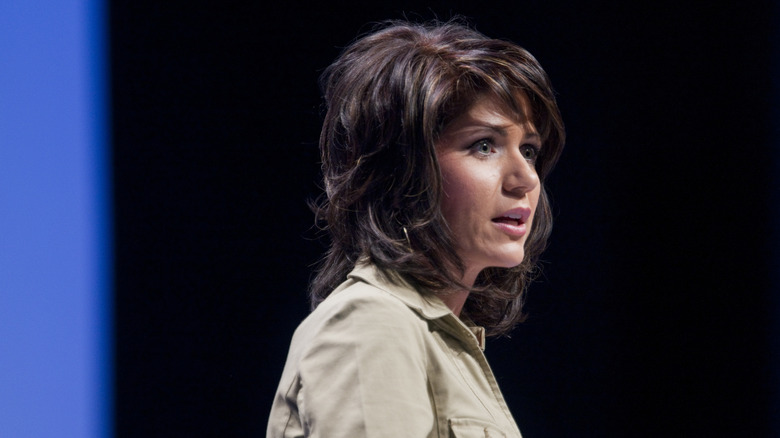 Kristi Noem habla en el escenario en 2010