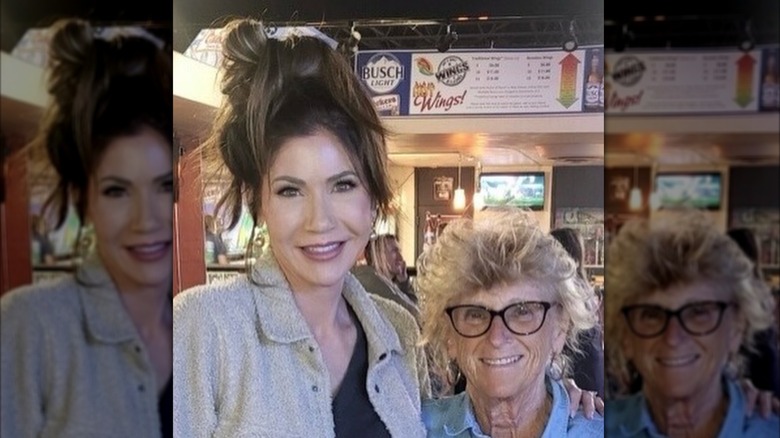 Krisi Noem se toma una foto con una amiga mientras están en un bar