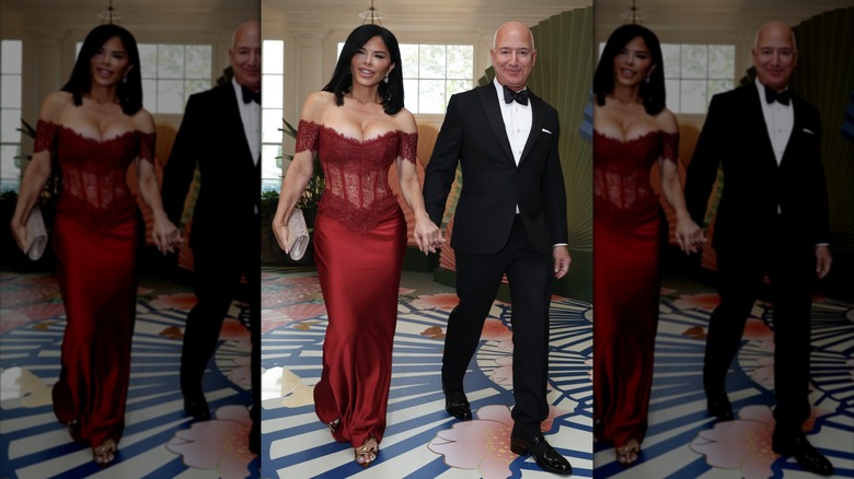 Lauren Sánchez Bezos y Jeff Bezos entran a un evento en la Casa Blanca. Sánchez lleva un vestido ajustado con corpiño de encaje y escote bajo. Jeff lleva un esmoquin negro con una camisa blanca debajo.