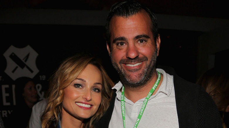 Giada De Laurentiis y Shane Farley posan juntos con amplias sonrisas