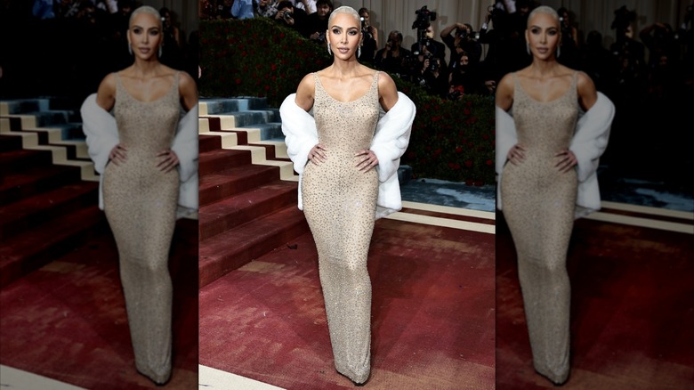 Kim Kardashian posa con los manos en las caderas en la Met Gala 2022