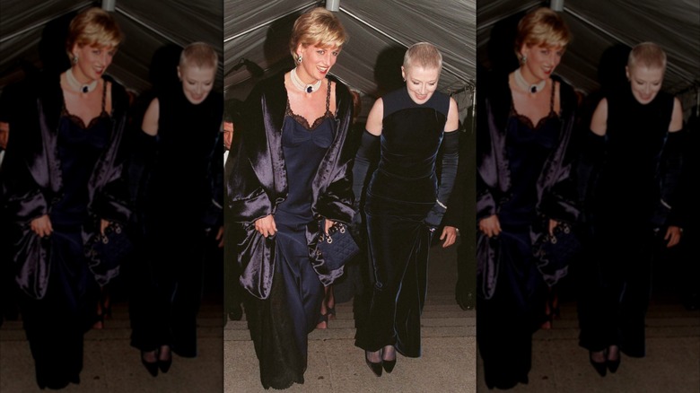 La princesa Diana camina con su amiga Liz Tiberis en la Met Gala de 1996