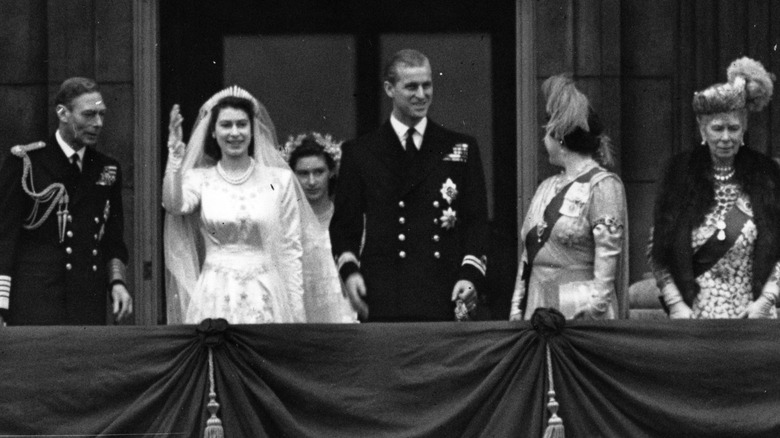 La princesa Isabel y Felipe Mountbatten el día de su boda en 1947 en el balcón del Palacio de Buckingham