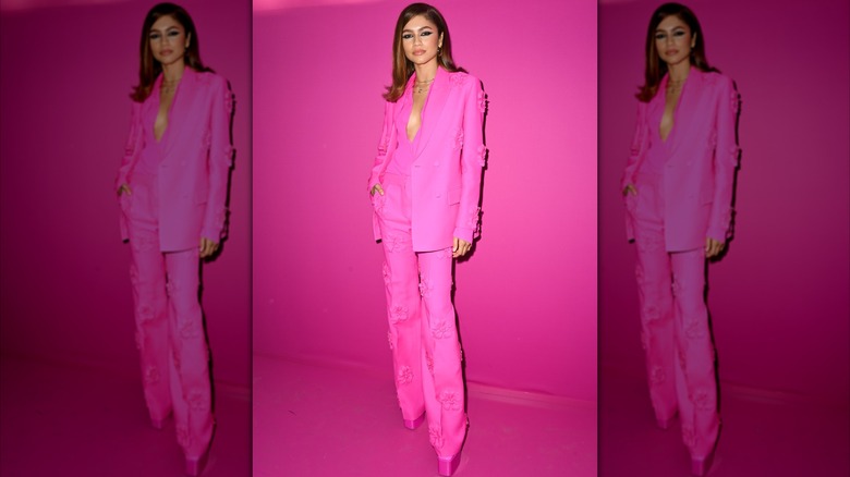 Zendaya asiste al desfile de ropa femenina de Valentino otoño/invierno 2022/2023 en marzo de 2022 durante la Semana de la Moda de París