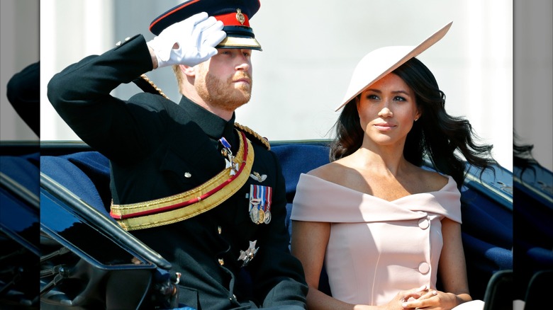 Meghan Markle con un vestido rosa y un sombrero con el Príncipe Harry en Trooping the Colour 2018.