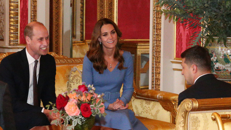 El príncipe William, Kate Middleton y Volodymyr Zelensky hablan en el Palacio de Buckingham