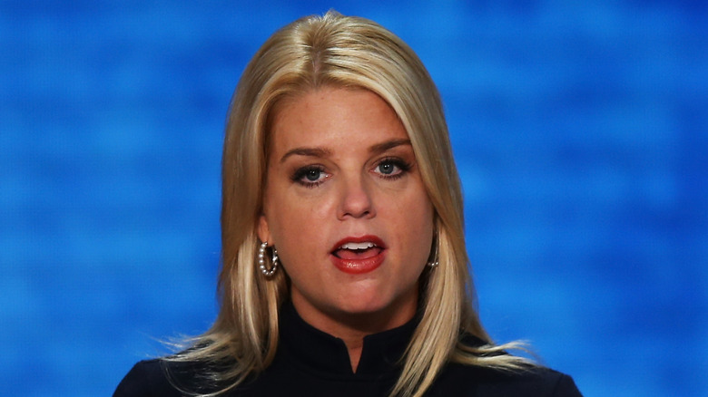 Pam Bondi con rasgos más redondos que son más obvios en fotos antes de una supuesta cirugía plástica
