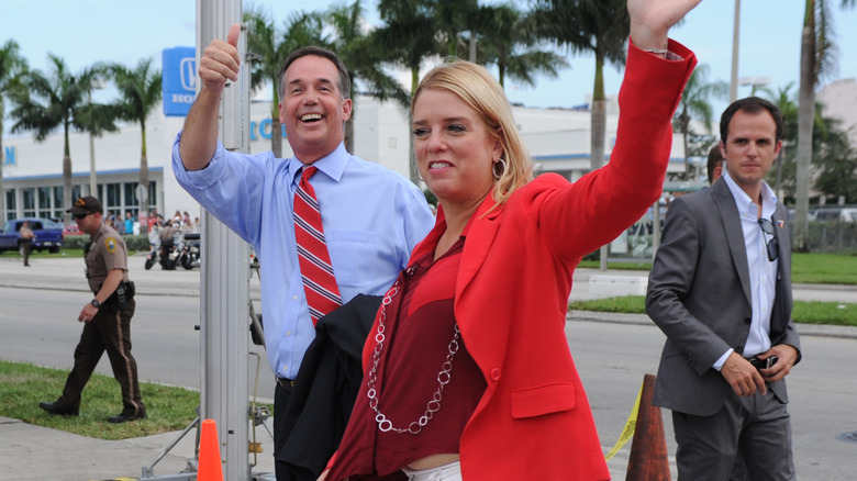 Pam Bondi en 2012 con ojos más pequeños que es diferente a los de hoy