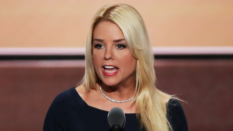 Pam Bondi en 2016 con rasgos faciales más relajados