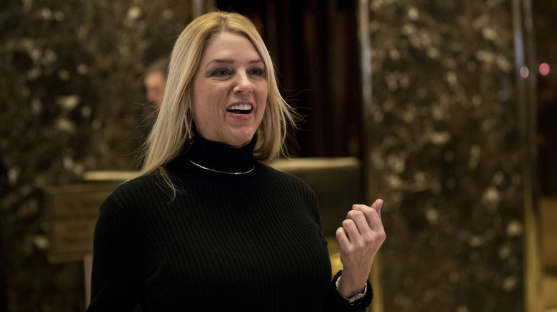 Pam Bondi en 2016 con arrugas en ciertas zonas que ya no son visibles en las fotos actuales