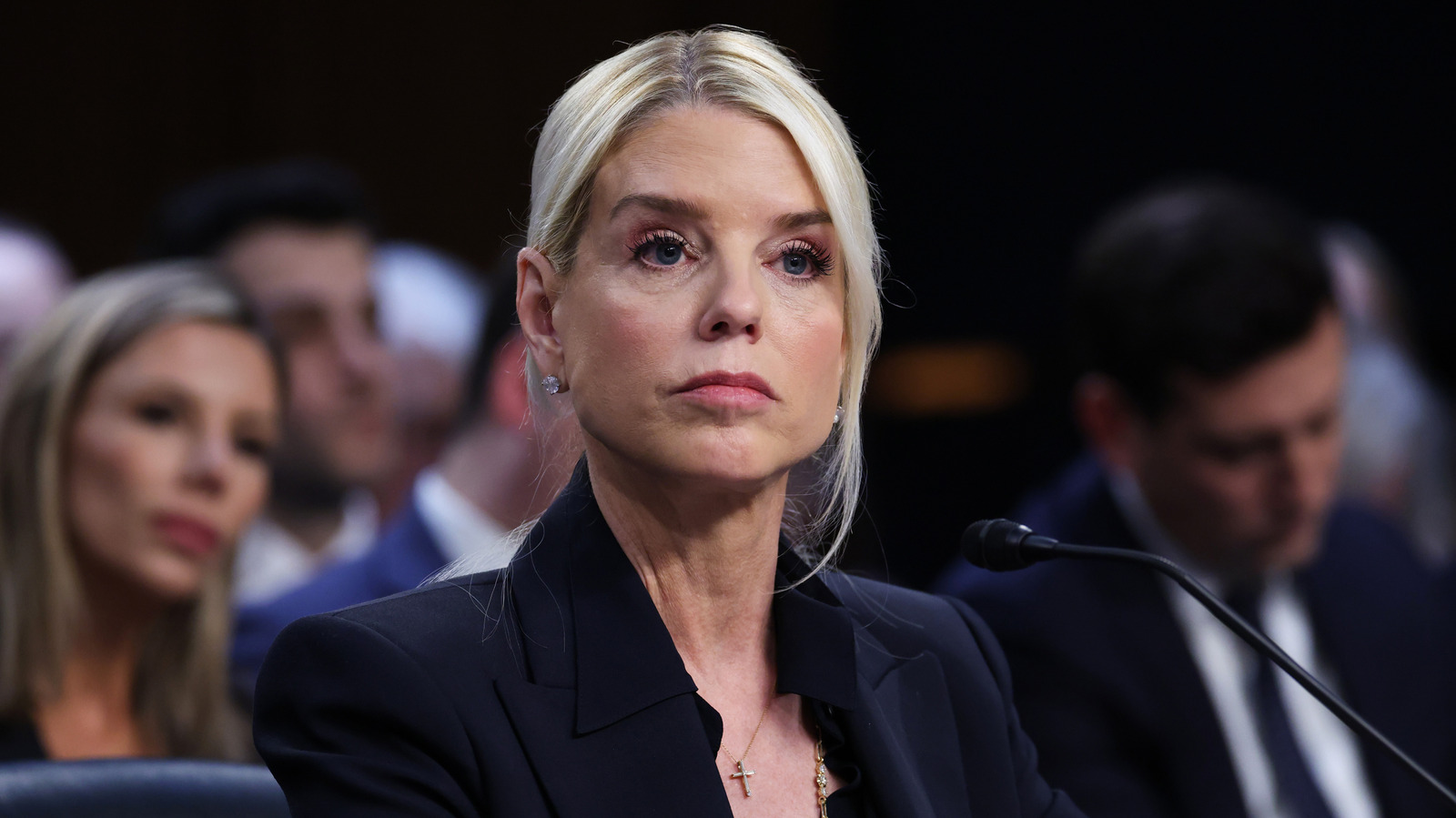 8 fotos del rostro de Pam Bondi antes de su rumoreada cirugía plástica
