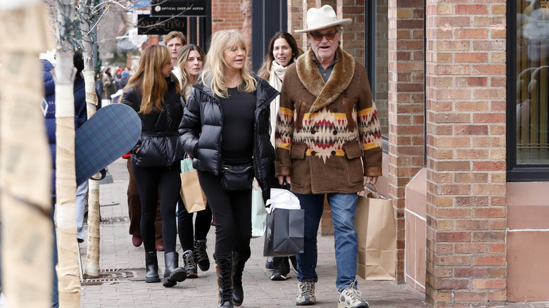 Se ve a Goldie Hawn y Kurt Russell caminando el 23 de diciembre de 2024 en Aspen, Colorado.