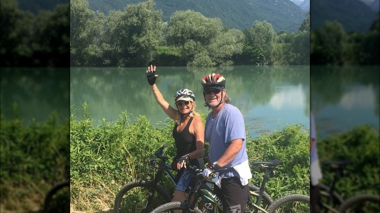 Goldie Hawn y Kirk Russell posan para una foto junto a sus bicicletas