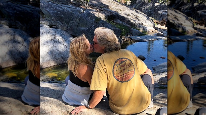 Goldie Hawn y Kurt Russell se besan mientras disfrutan juntos de la naturaleza